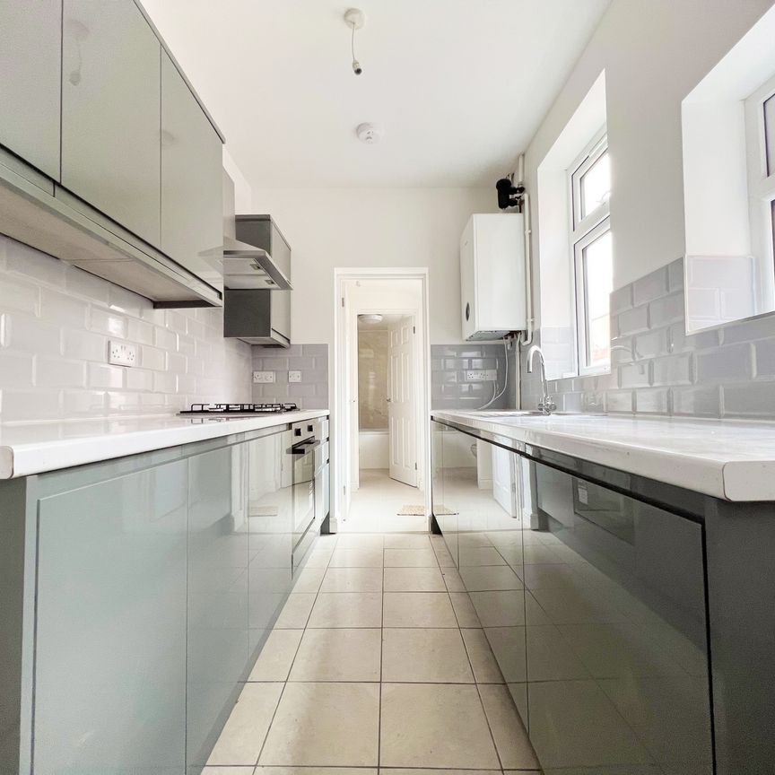 3 Bedroom Terraced - Photo 1