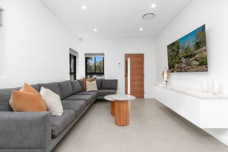 Beautifully renovated home - Photo 2