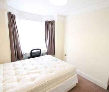 4 Bed Terraced House, Grange Avenue, RG6 - Photo 6