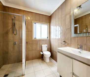 Spacious 2 x Bedroom Home with own Secure Entry, Driveway, Lock up ... - Photo 6