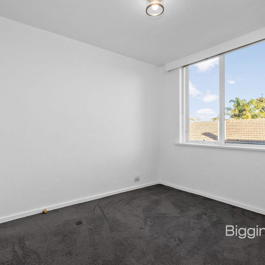SPACIOUS THREE BEDROOM - Photo 1