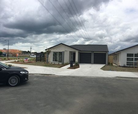 Sunny and Spacious Family Home in Takanini - Photo 3