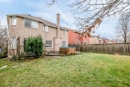 For Lease - 90 Cityview Circle, Barrie, Ontario - Photo 2