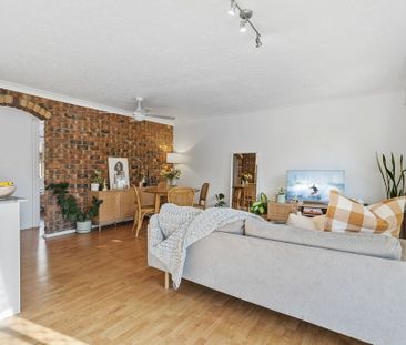 Modern 2 bedroom unit in heart of Palm Beach - Photo 3