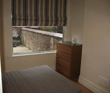 4 bedroom semi-detached house to rent - Photo 5