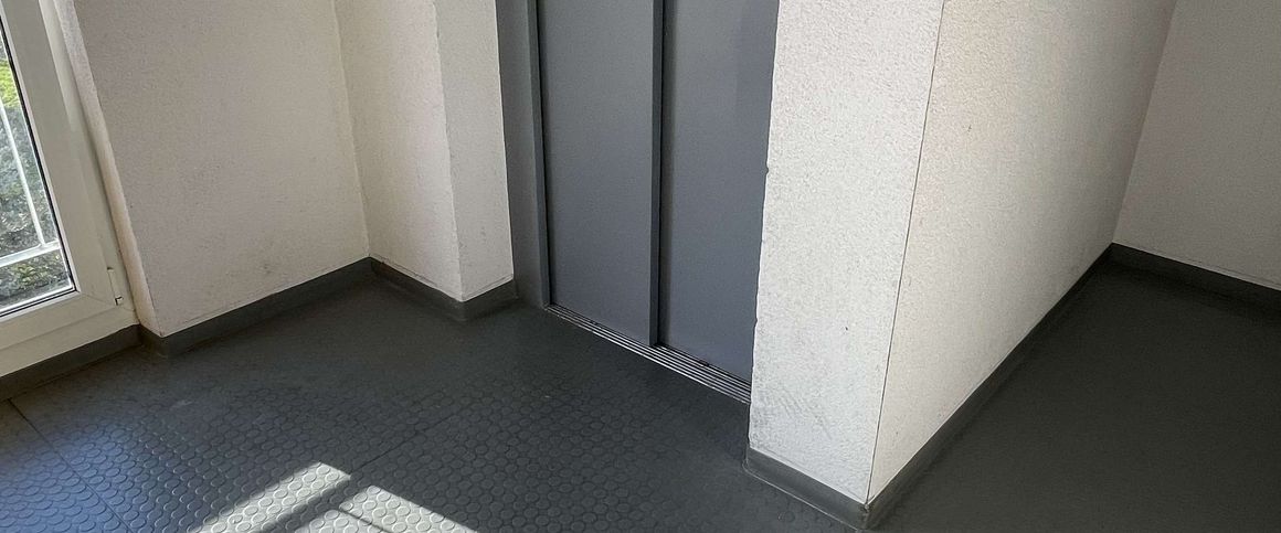 1. OG/ großes Wohnzimmer + Balkon / Stellplatz mögl. ! - Photo 1