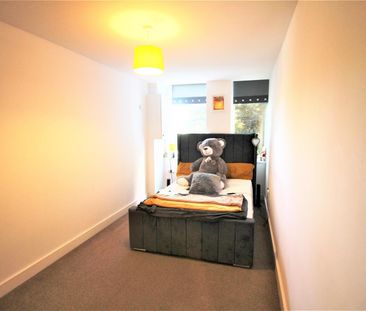 London Road, Lowfield Heath - Photo 4