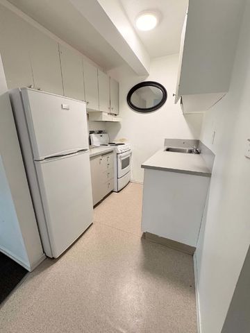 REDWOOD APARTMENTS - 7 - Photo 3