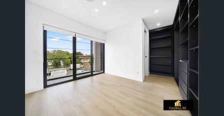 Near New 5 Bedroom House In The Heart Of Canley Heights - Photo 2