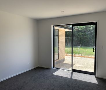 Sunny 4 Bedroom/2 bathroom Home - Photo 5