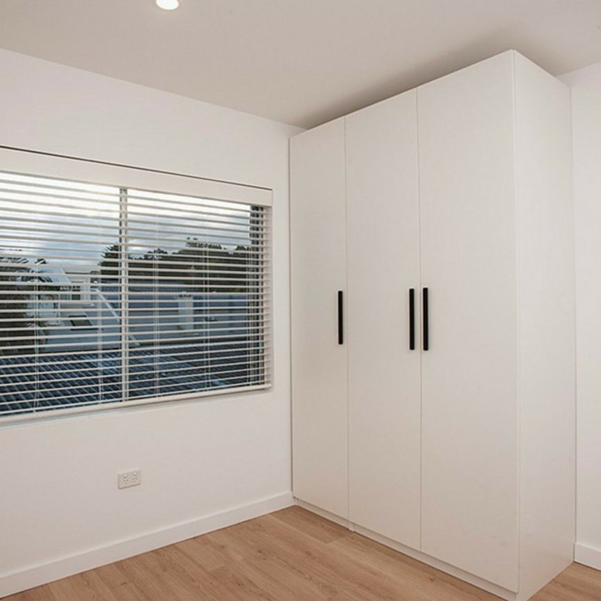 Stylish Renovated Apartment Moments from Mona Vale Beach - Photo 1