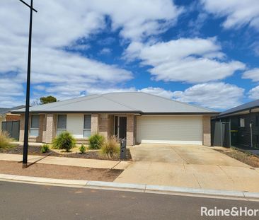 Spacious 4 Bedroom Family Home - Photo 1