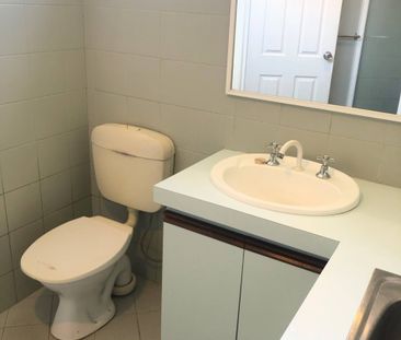 Inner-City Townhouse Living - Photo 4