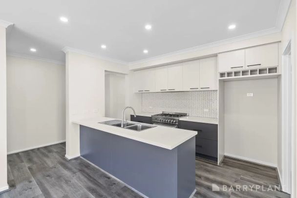 “IMPRESSIVE RIVERWALK RESIDENCE WITH QUALITY FEATURES THROUGHOUT” - Photo 1