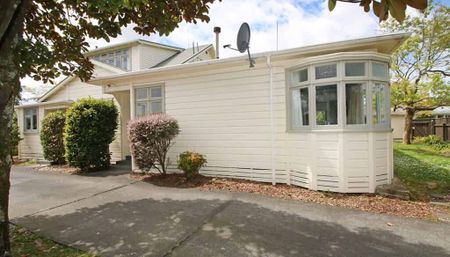 ROSLYN - 1 BEDROOM - Photo 3