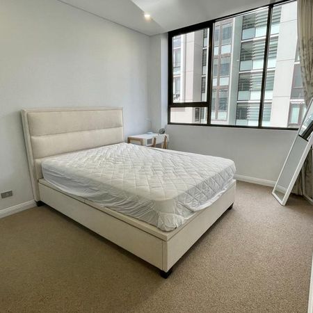 [Fully furnished] Stunning Three Bedroom Apt with 2 Car Space for Lease - Photo 4