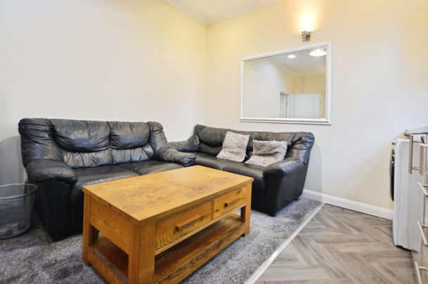 2 bedroom Flat To Let - Photo 1