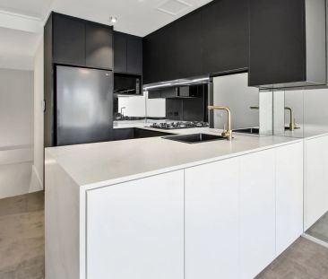 Contemporary split level apartment metres from the harbor's edge - Photo 4