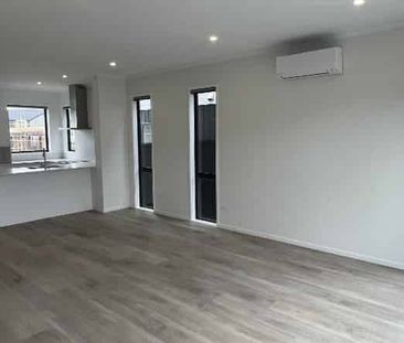 Modern Townhouse - Photo 3