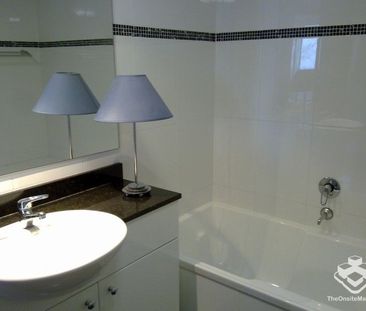 2 Bed + 2 Baths Apartment 4 Min. walk to Trains & Shops - Photo 3