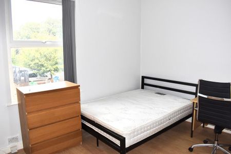 4 bedroom end of terrace house to rent - Photo 4