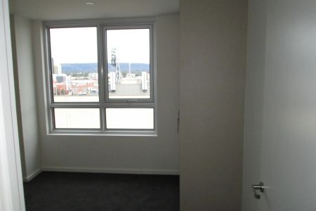 Unfurnished Three Bedroom Apartment In Prime CBD Location - Photo 4