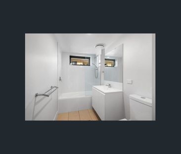 Modern Apartment with Spacious Balcony in Central Nambour - partly furnished - Photo 6
