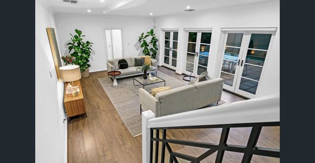 Bluestone Villa C.1890, Over Two Levels, Stylish Interiors, Entertainer's Terrace, Swimming Pool, Spa and Garaging for 2 Cars. - Photo 1