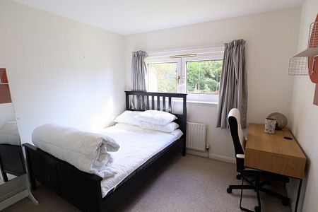 2 Bed, First Floor Flat - Photo 5