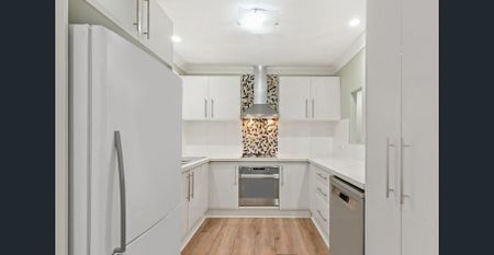 Stunning three bedroom home - Photo 3