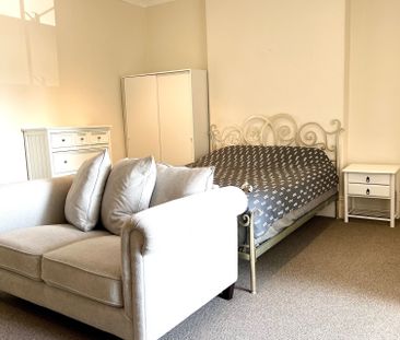 Available to move in from 24 October - Furnished modern studio with... - Photo 3