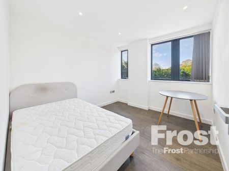 The Broadway, Farnham Common, Slough,SL2 - Photo 3