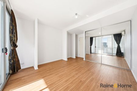 Spacious Dual-Level 2 Bed Apartment with Water Views & Resort-Style Facilities - Photo 5