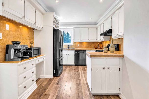 For Lease - 14 Poplar Crescent, Aurora, Ontario - Photo 1