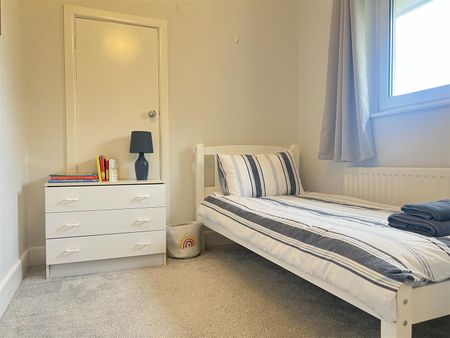 4 Bedroom House - Photo 5