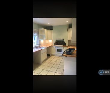 3 bedroom end of terrace house to rent - Photo 2