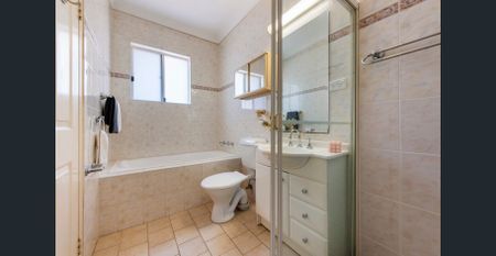 Modern 3-bedroom villa with courtyard & garage - Photo 5