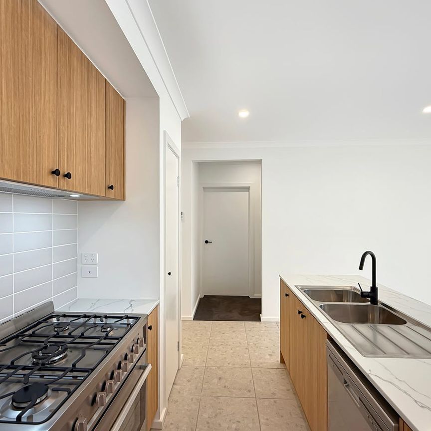 🏡 Brand New 4-Bedroom House in Thornhill Park - Photo 1