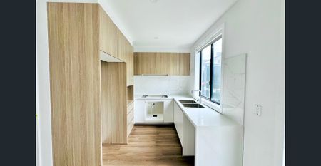 Modern & Contemporary 3-Bedroom Townhouse in a Prime Location - Photo 5