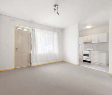 2/49 Flemington Street, Travancore, Vic 3032 - Photo 2