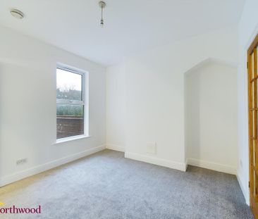 2 bedroom end of terrace house to rent - Photo 2