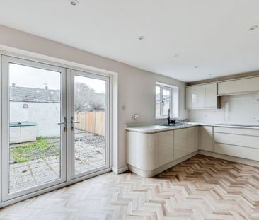 Manor Crescent - Photo 3