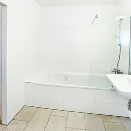 ab Jänner: gekühlte großzügige 2 Zimmer Wohnung in Ruhelage ! - Photo 2