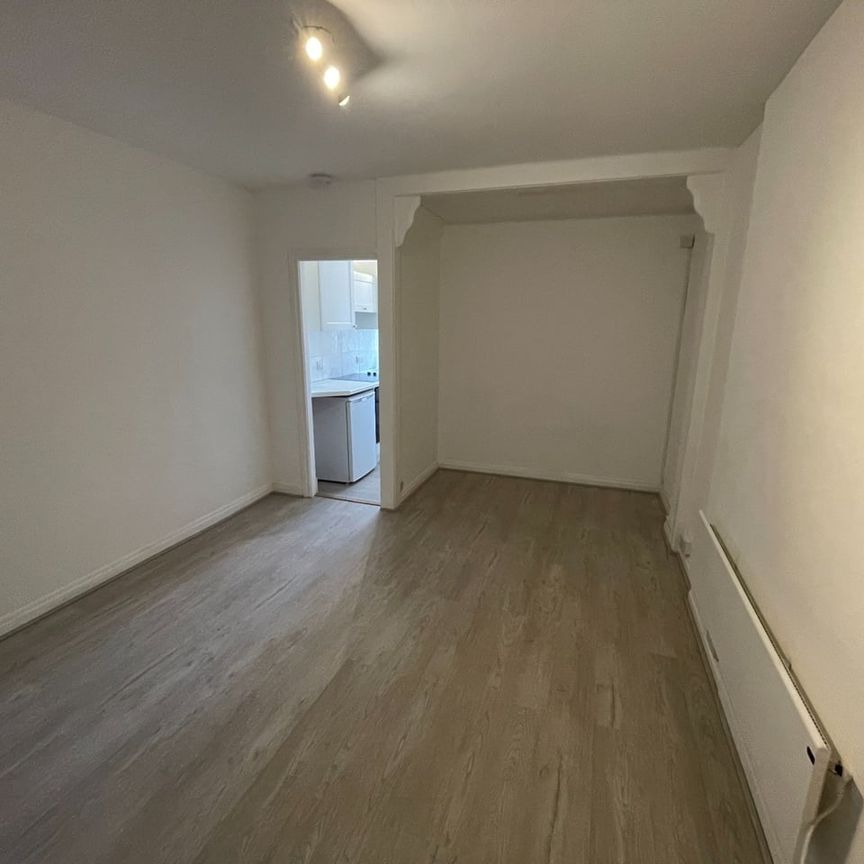 Studio Flat, Tudor Close, SW2 - Photo 1