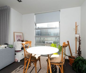 Sunny Furnished Apartment with 2 Carparks - Photo 5