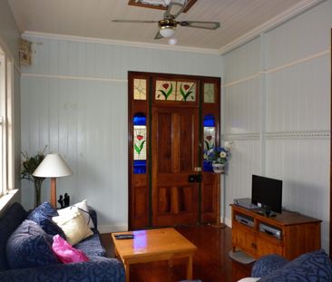 BEAUTIFUL HOMELY QUEENSLANDER - ROOMING ACCOMMODATION SO CLOSE TO T... - Photo 1
