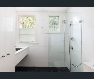 Oversized 3 Bedroom + Attic Terrace in quiet location - Photo 5