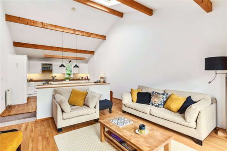 A modern and stylish home set in a private, gated location. - Photo 2