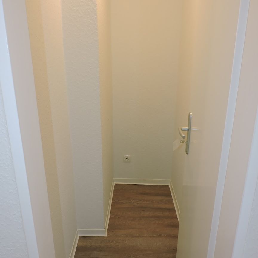 Renovierte drei Zimmer Wohnung in ruhiger Lage zum 01.11.2024 frei! - Photo 1