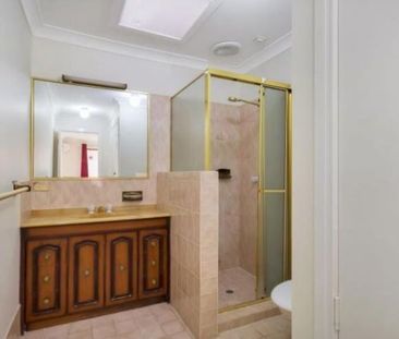 Charming Townhouse in Prime Southport Location - Convenience, Style... - Photo 6